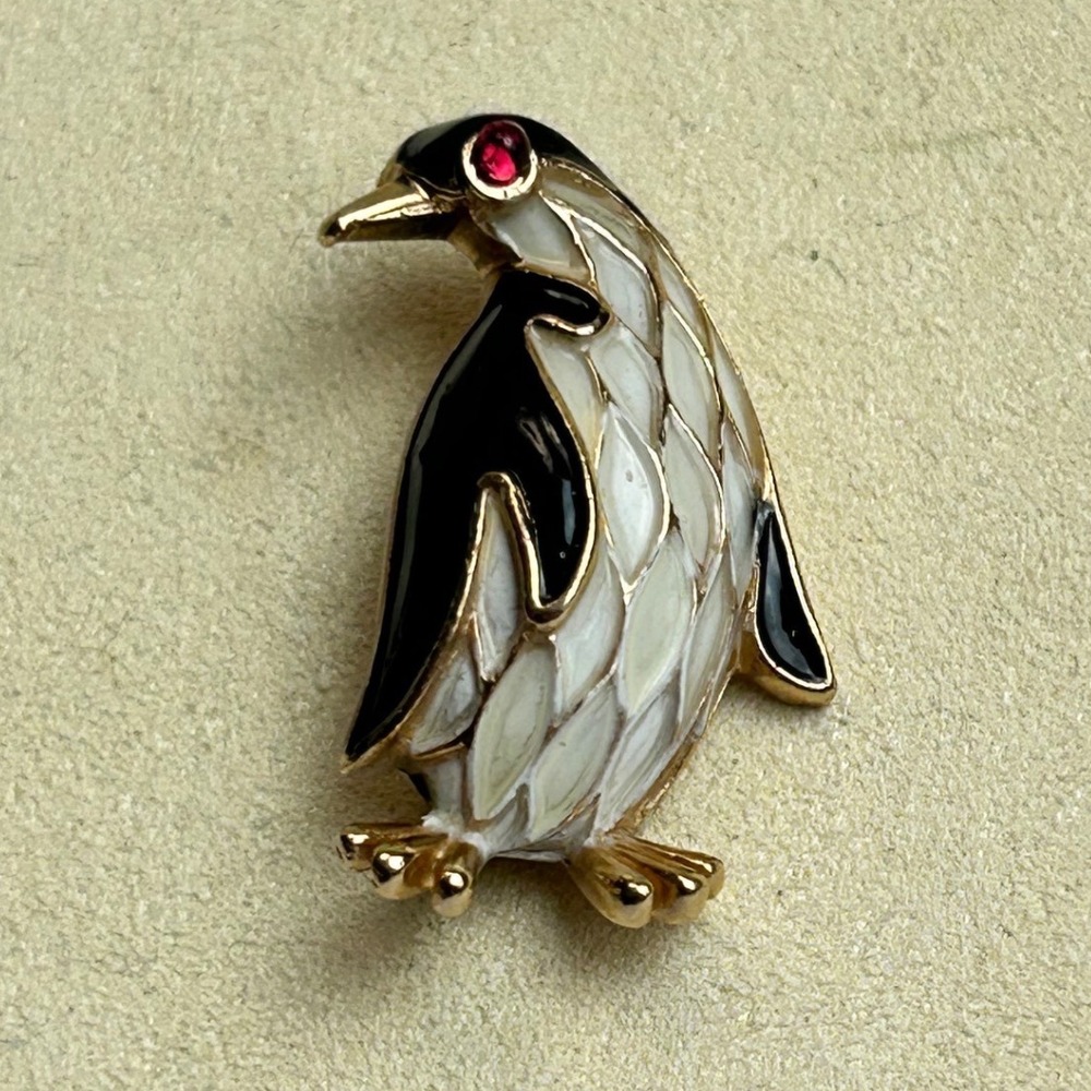 Crown Trifari Penguin Brooch Gold Tone Enamel Red Rhinestone Eye Vintage 60s Pin